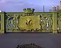 The arms of the city of Paris, on the back of each pile