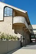 Access to Musée is via the rear facade.
