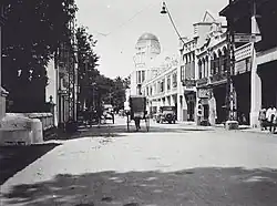 Unlike most cities in Colonial Indonesia, most buildings in Kesawan shows the influence of British tropical architecture that is commonly found within the Straits Settlements