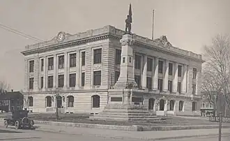 Carroll County Courthouse with Soldiers and Sailors Monument, date unknown
