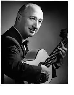 Eddie Freeman with Freeman flamenco guitar (Photograph by Raiberto Comini)