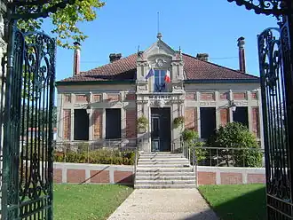 The town hall in Linxe