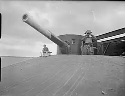 6-inch Breech Loading (BL) gun on top of Horse Sand Fort, 1940 (IWM H 4618)