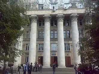 Side of a five-storey building which seven columns in front of the doors