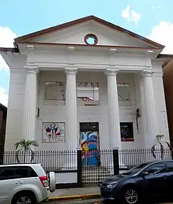 Facade of Logia Union y Amparo No. 44 in April, 2017 with boarded up windows