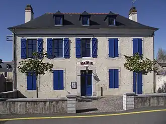 The town hall of Adé.
