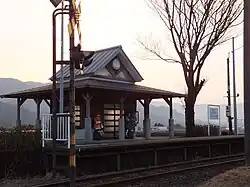 Station building and platform (January 2017)