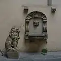 the courtyard, the fountain and the Marzocco