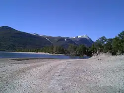 Gjevilvatnet with Raudøra beach, near Gjevilvasshytta. The mountain on the right is Okla in Oppdal Municipality.