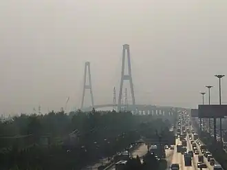 Shanghai,_bridge_in_the_smog.jpg