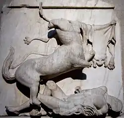 Sculpture en marbre carrée; combat entre un homme et un centaure.