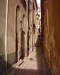 The sun reaches the alley for a short moment daily.