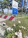Border-crossing sign on the station