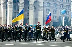 Personnel of the Independent Presidential Regiment marching with a unit from the Russian Airborne Troops on Maidan Nezalezhnosti during the parade.