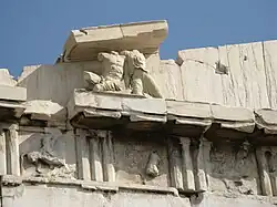 Ancient building : top of the columns; Ancient building: top of the columns; entablature and roof.